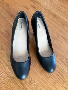 CLARKS WOMEN ADRIEL VIOLA BLACK PUMPS SIZE 9 M NWT